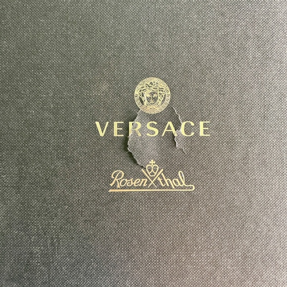 Versace x Rosenthal Medusa Grande Fuchsia Porcelain Scented Candle in Box - Picture 12 of 15